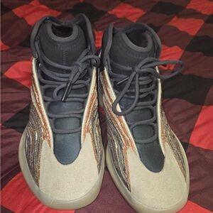 Yeezy QNTM amber tint size 11